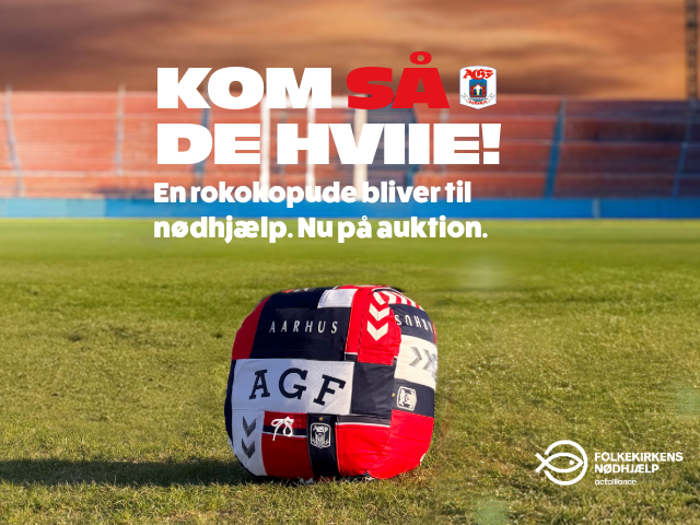 Rokoko-pude syet af kasseret AGF-tøj, lavet for Folkekirkens Nødhjælp og solgt på auktion.